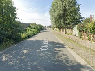 Voorbijgangers ontdekken lijk langs kant van de weg