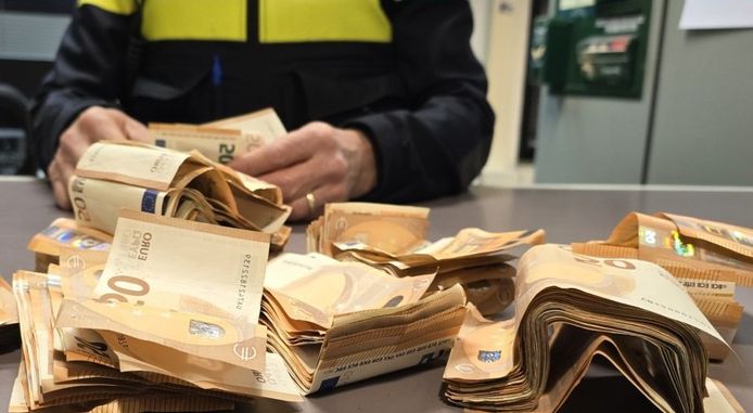 De politie telde bijna 32.000 euro aan contant geld.