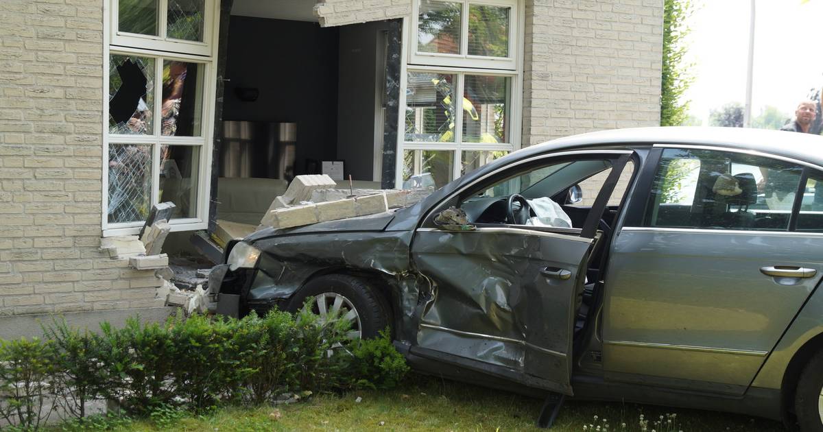 Auto belandt tegen gevel van huis in Haarsteeg, twee personen gewond bij botsing.