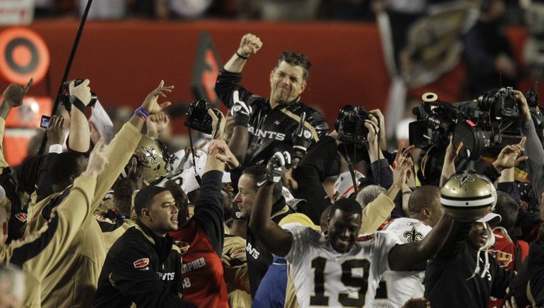 Coach Sean Payton wordt op handen gedragen na winst in Super Bowl XLIV. Beeld UNKNOWN