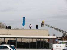Brand op dak winkelcentrum Walburg in Zwijndrecht, vlammen snel onder controle