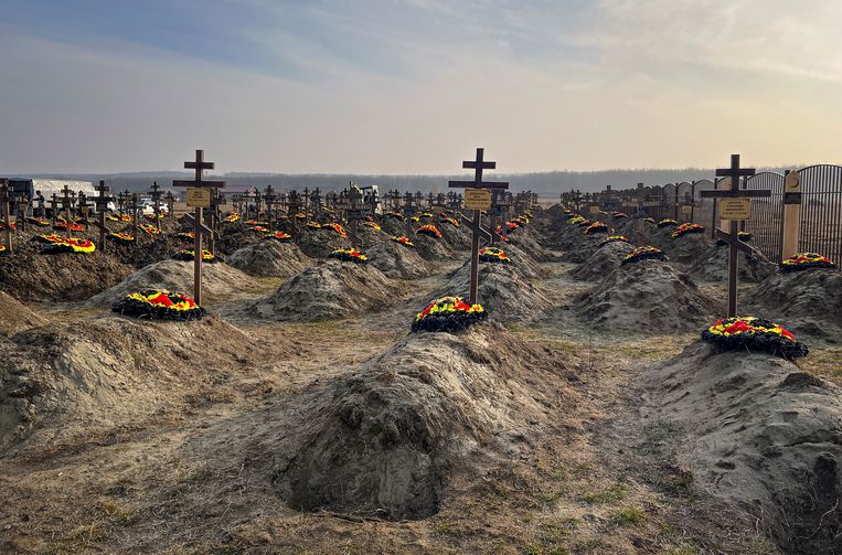 Graven van omgekomen Wagner-strijders nabij de stad Krasnodar, in het zuiden van Rusland. Ook gesneuvelde huurlingen met een zwaar crimineel verleden worden met groot ceremonieel vertoon begraven. Beeld Reuters