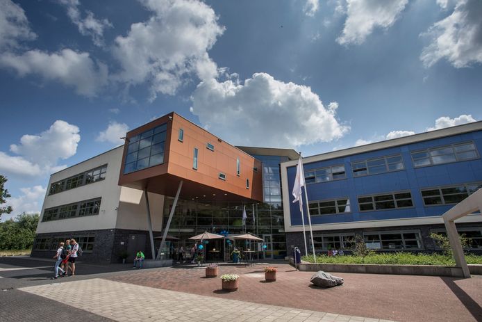 DS-2019-5424 LOCHEM Er wordt geïnvesteerd in krimpende scholen. Die kunnen een aanvraag doen om geld te krijgen en problemen op te lossen.. Het Staring College in Lochem heeft te maken met forse krimp de komende jaren en gaat locaties samenvoegen. EDITIE: Alle edities FOTO: Arjan Gotink AG20190717