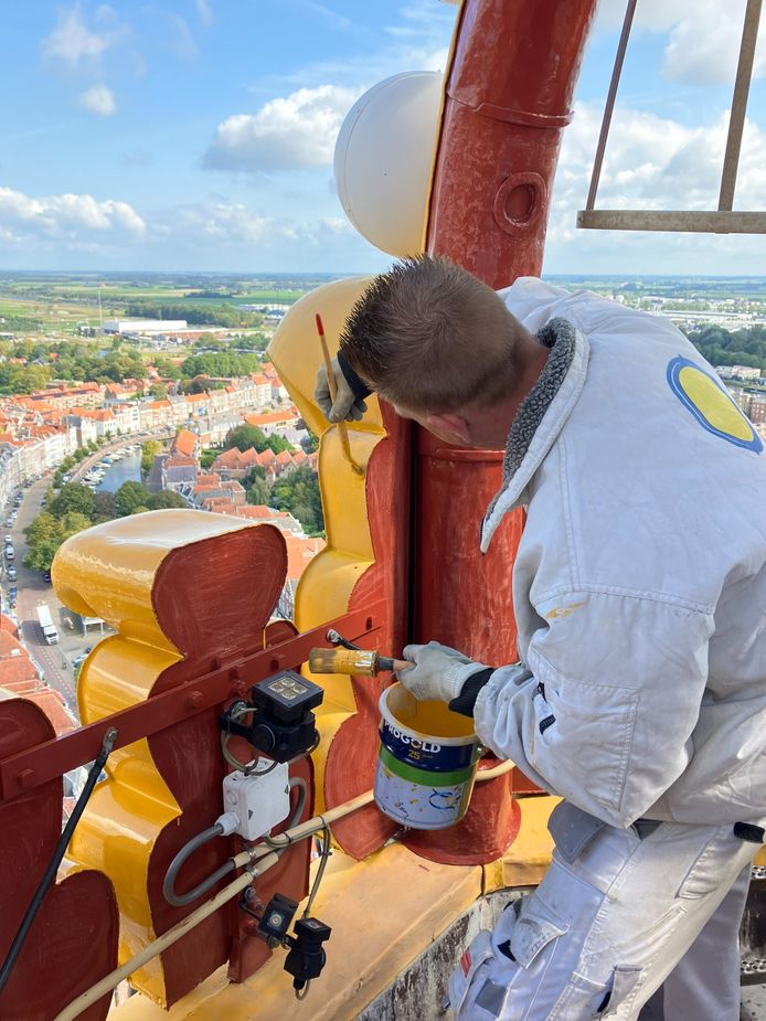 Schilder Bjorn laat de kroon van de Lange Jan weer stralen ‘Zo hoog