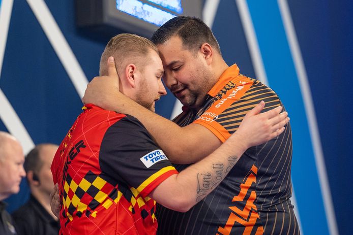 Jermaine Wattimena (r) ging er gisteren kansloos af tegen Dimitri Van den Bergh.