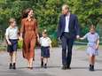 IN BEELD. William en Kate brengen George, Charlotte en Louis naar hun eerste schooldag 