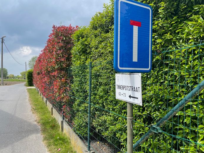 Bij een ongeval in de doodlopende Tinnenpotstraat in Emelgem (Izegem) liep een 15-jarige fietser levensgevaarlijke verwondingen op.