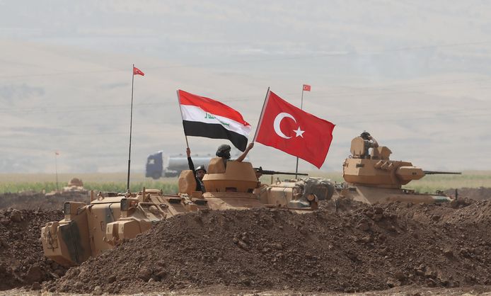 Iraakse en Turkse militairen houden gezamenlijke militaire oefeningen aan de Turks-Iraakse grens.