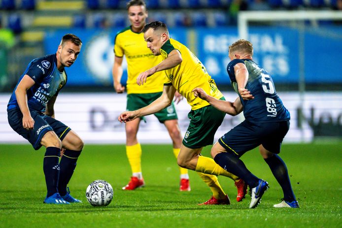 Mats Seuntjes (m) in duel met Mitchel Paulissen.