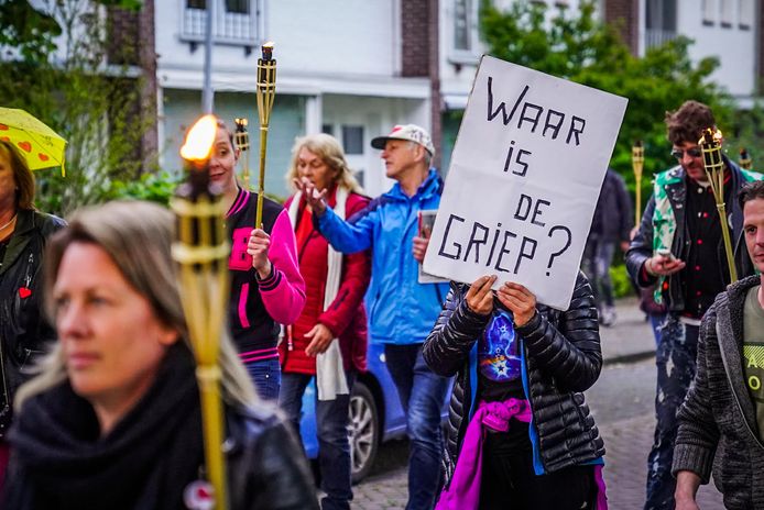De demonstranten dragen spandoeken met zich mee.