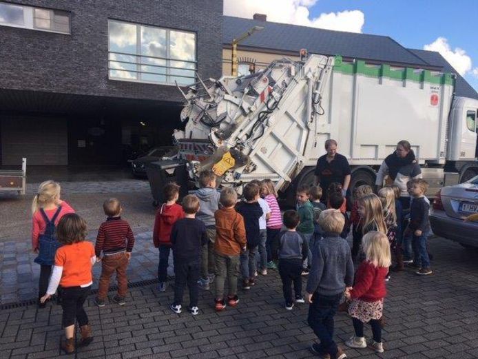 De kleutertjes kregen bezoek van de vuilnisophalers.