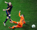 Andrés Iniesta schiet in de WK-finale de winnende goal binnen, Van der Vaart is net te laat.