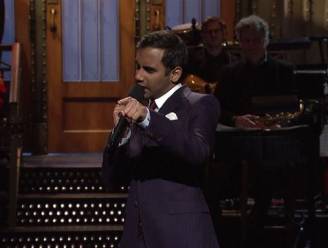 Komiek Aziz Ansari verovert harten met grappige en verzoenende speech in Saturday Night Live