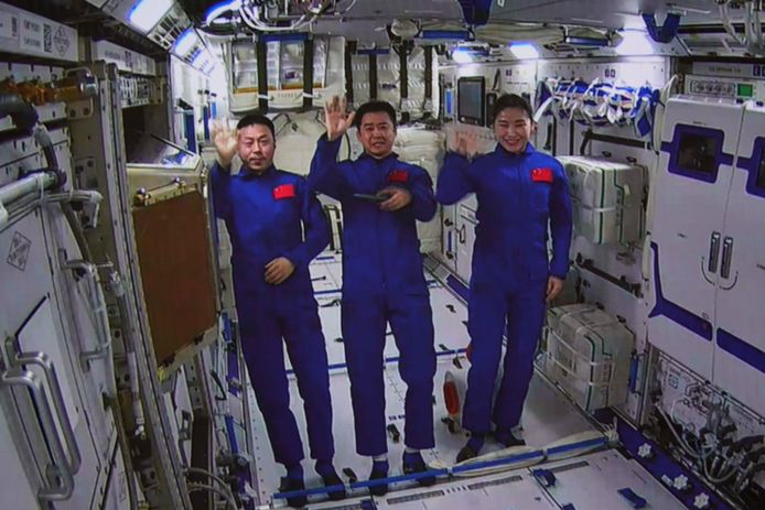 Chinese astronauten Cai Xuzhe, Chen Dong and Liu Yang in de Wentian-module.