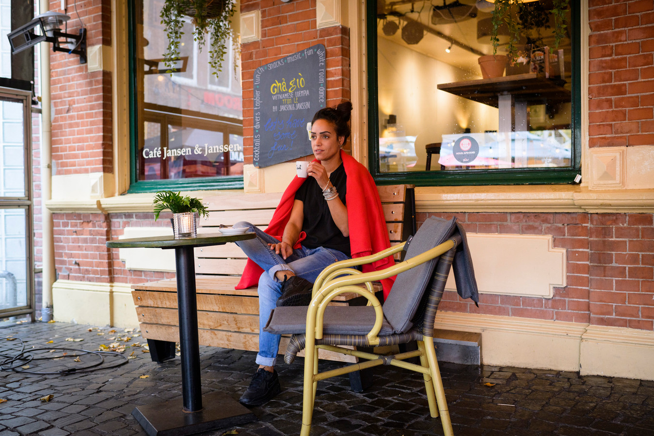 Bij Café Jansen & Janssen op het terras zijn er geen heaters meer. Klanten kunnen voortaan verwarmde kussens krijgen (en de rode fleecedekens blijven).