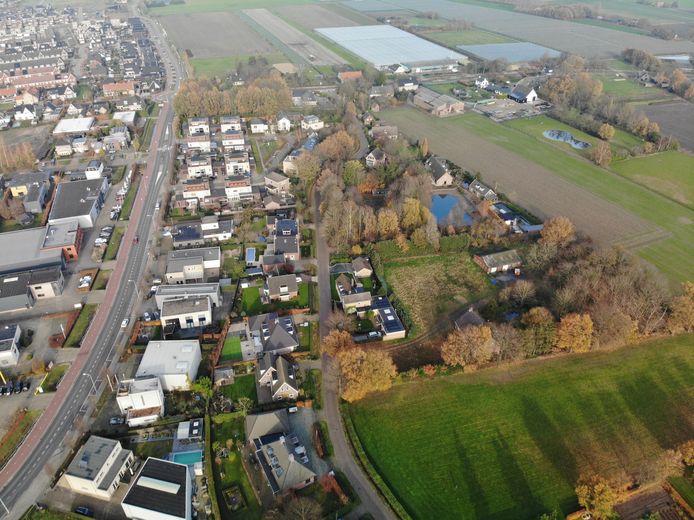 Foto met drone genomen met links de Ambachtenlaan en rechts het groene gebied naast de Pleinstraat.