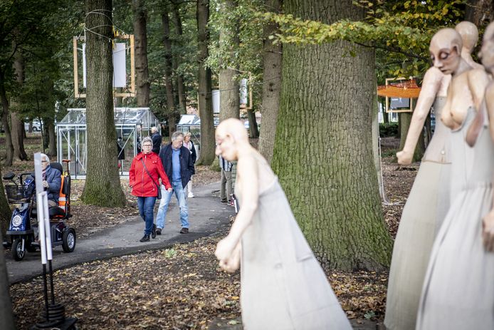 Glasrijk Tubbergen van vorig jaar, met de beelden van dans bij het kunstwerk Witte Wieven in het Eeshofbos.