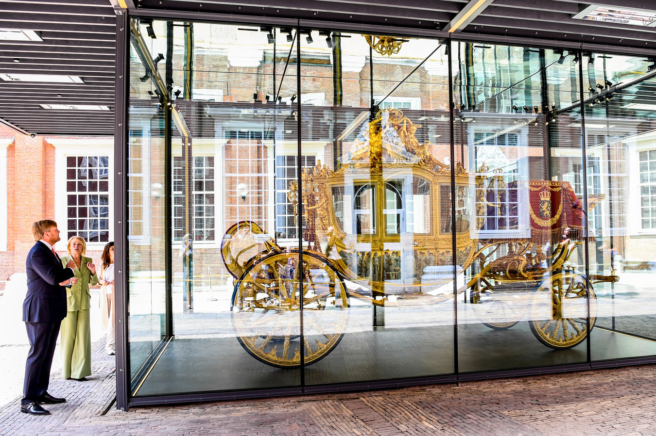 Koning Willem Alexander tijdensde opening van de tentoonstelling ?e Gouden Koets' in het Amsterdam Museum. Na een restauratie van ruim 5 jaar zal de Gouden Koets van vrijdag 18 juni tot zondag 27 februari 2022 te bezichtigen zijn voor publiek.