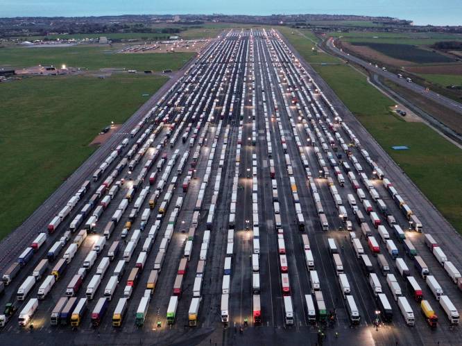 Meer dan 2.100 truckers stranden op tarmac van Engelse luchthaven door viruspaniek op Europese vasteland