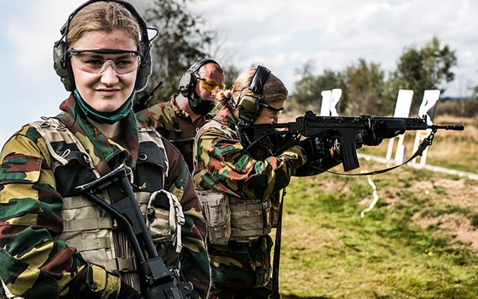 Kroonprinses Elisabeth zoals we ze nog nooit zagen: in camouflagepak.