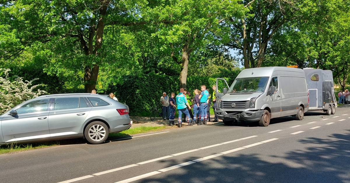 Bus met paardentrailer ziet stilstaande auto over het hoofd en veroorzaakt botsing.