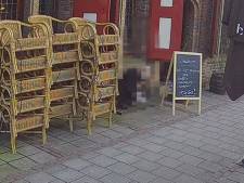 Vrouw poept uit protest voor ingang van horecazaak: ‘We zijn te kakken gezet’