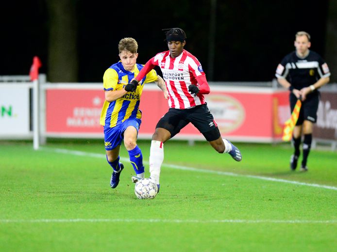 Noni Madueke in actie voor Jong PSV.