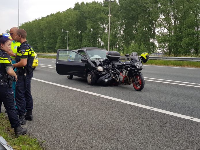 De motor in de voorkant van een personenauto op de A73.