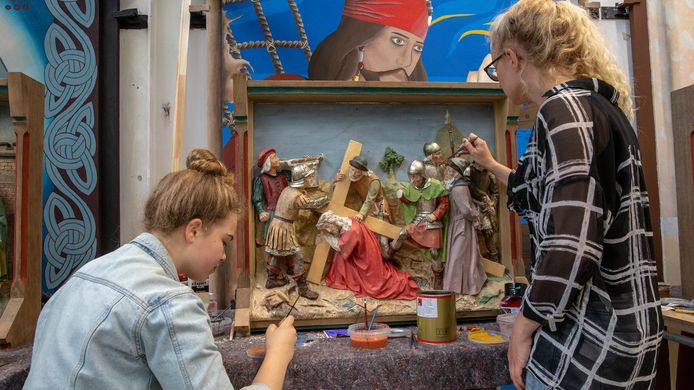 Studenten van de Nimeto Vakschool in Utrecht werken aan de restauratie van de kruiswegstaties uit de kerk  in Haarsteeg.