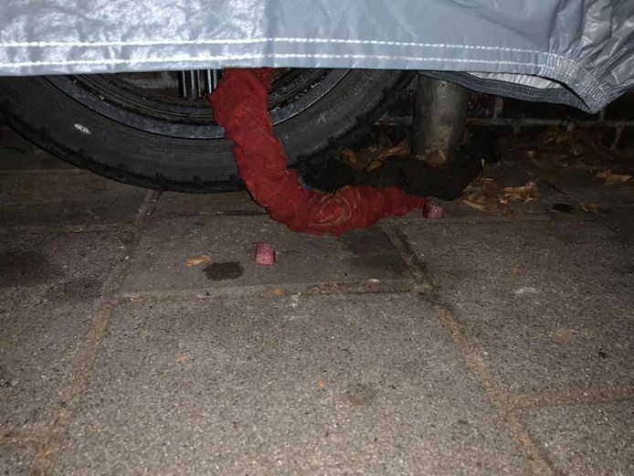 Stukjes worst met gif rondom een scooter op de Jan van Galenstraat.