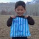 Dit jongetje (5) heeft eindelijk zijn Messi-voetbalshirt gekregen