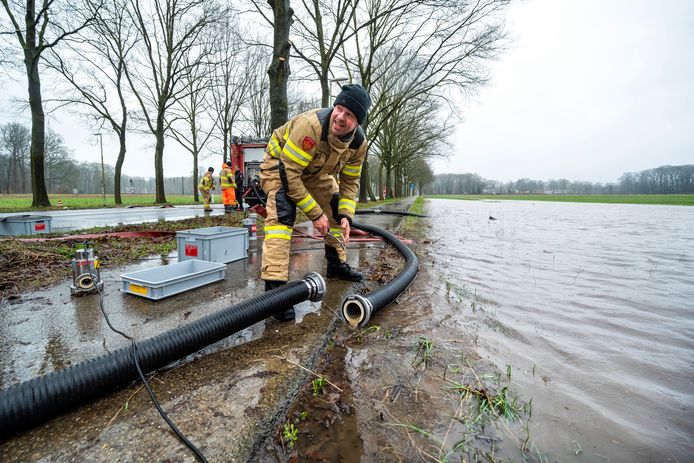 Wateroverlast aan de Zutphensestraatweg bij Velp. De brandweer pompt water weg nadat de weg blank stond. De weg tussen Velp en Rheden was uren afgesloten.