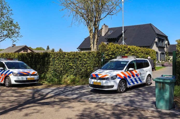 De politie bij het huis van Wil H. in Weert na zijn arrestatie in 2020
