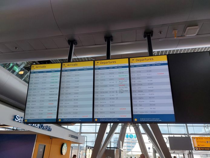 Binnen Airport wordt duidelijk dat meerdere vluchten zijn geschrapt.