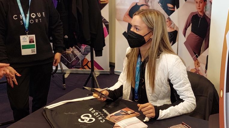 Loena Hendrickx deelde zaterdag handtekeningen uit bij haar kledingsponsor Chique Sport op het WK in Montpellier. Beeld BF