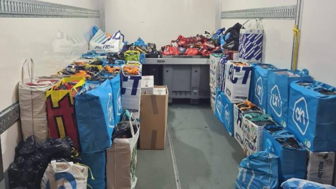 Politie doet inval in woning en treft ‘buurtsupermarkt’ met tassen vol gestolen spullen en drugs aan
