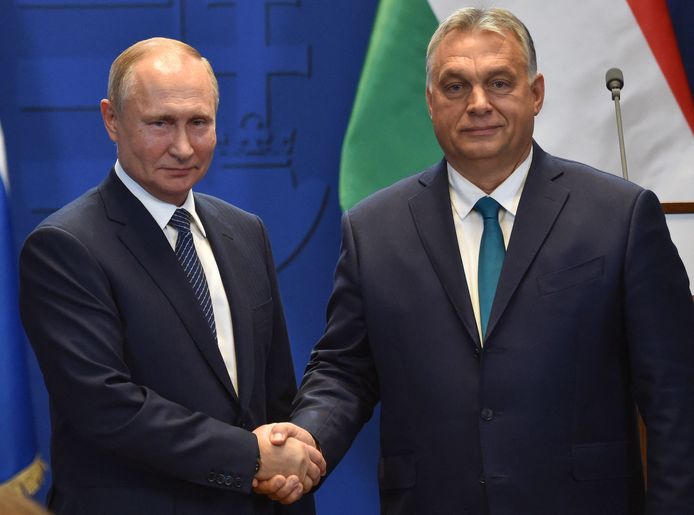 De Russische president Vladimir Poetin en Hongaarse premier Viktor Orbán op een foto uit 2019.