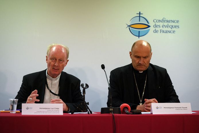 Luc Crepy (links), de bisschop van Versailles, en François Touvet (rechts), de bisschop van Chalons, tijdens de jaarlijkse bisschoppenconferentie in Lourdes.