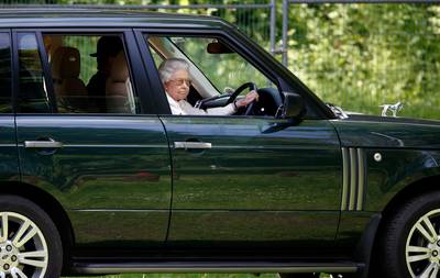 Meer dan het dubbele dan verwacht: auto van Queen Elizabeth geveild voor ruim 150.000 euro
