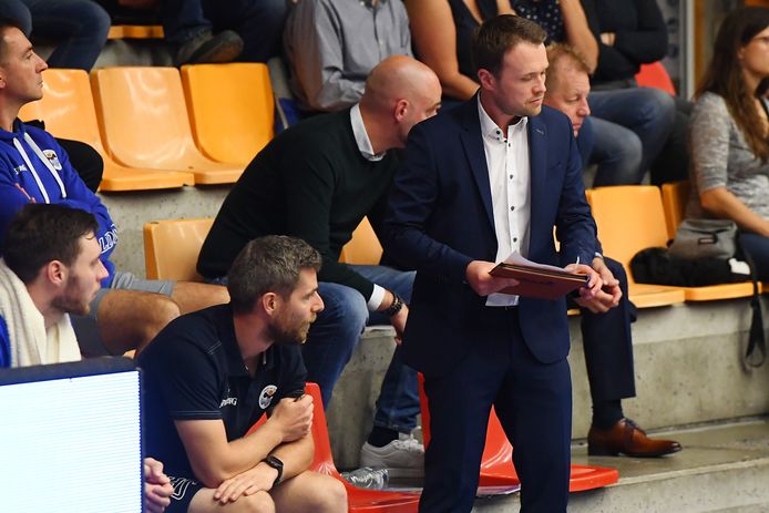 Een beeld uit de heenmatch tegen Charleroi met rechts Thomas Crab.