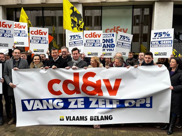 Vlaams Belang heeft een korte actie gehouden aan het CD&V-hoofdkwartier in de Wetstraat tegen het asielbeleid van staatssecretaris Nicole de Moor (CD&V).