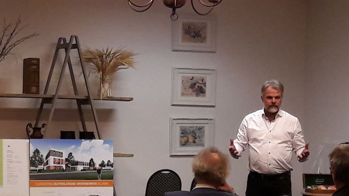 Bert Verheij, directeur Homeflex, geeft uitleg over huisvestingsproject arbeidsmigranten bij de dorpsraad Sluiskil.