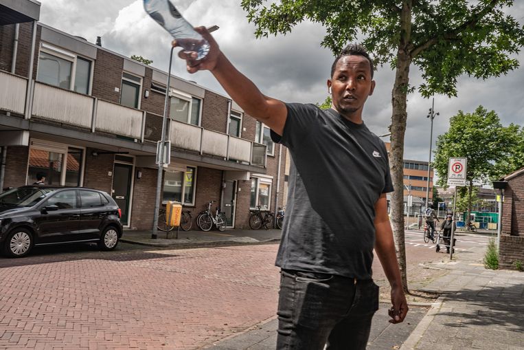 Buurtbewoner Said Ali legt enkele problemen van de wijk Oosterspoorbuurt uit. Beeld Joris van Gennip