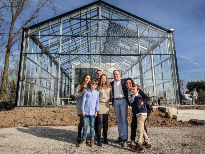 "Bijna het hele jaar hebben we gratis water en elektriciteit": het gezin van Koen en Samia woont in een zelfvoorzienende kaswoning