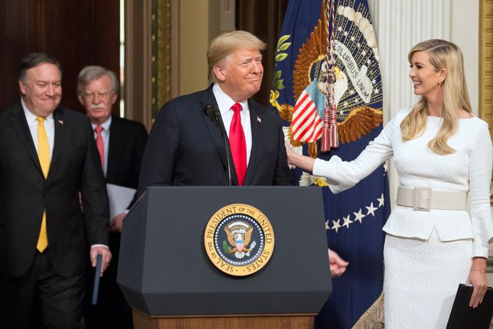 President Donald Trump, naast zijn dochter Ivanka Trump. Links de Amerikaanse minister van Buitenlandse Zaken Mike Pompeo en gewezen veiligheidschef John Bolton.