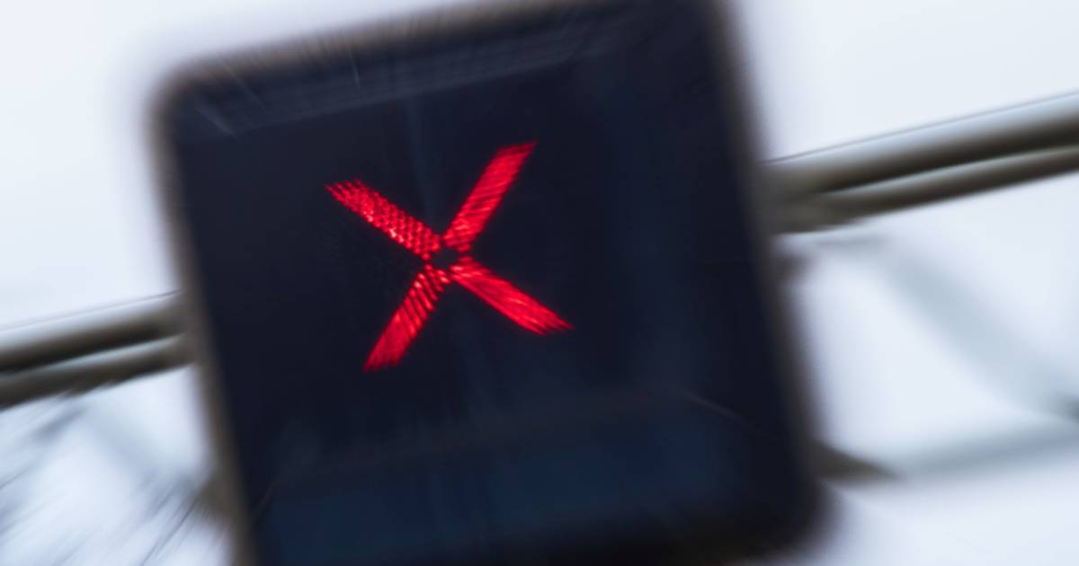 Lange file door ongeluk op A50 bij Hoenderloo.
