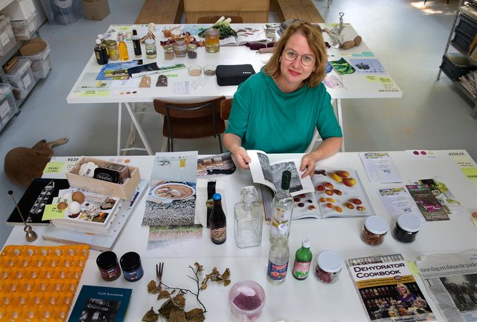 Fooddesigner Katja Gruijters achter een van de tafels met allerlei 'ingredienten van de Achterhoek'.