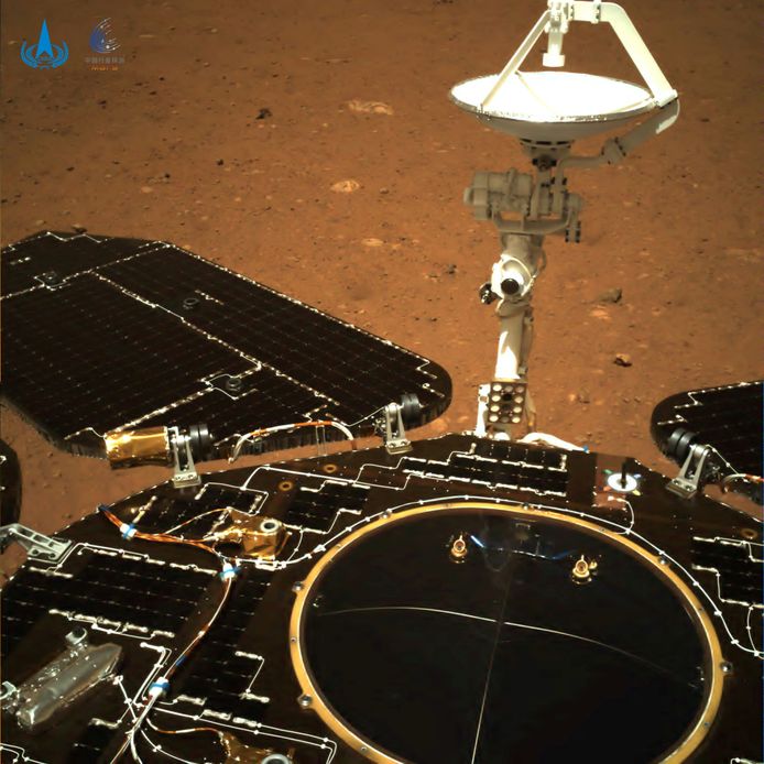 Een van de eerste foto's die Zhurong op Mars maakte.