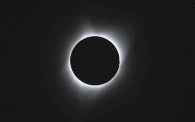 Liveblog: Totale zonsverduistering houdt Amerika in zijn greep