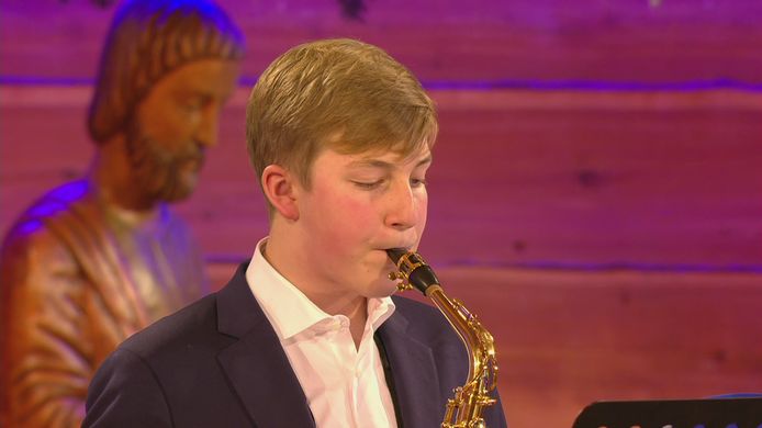 Prins Emmanuel speelt zelf saxofoon tijdens het kerstconcert.